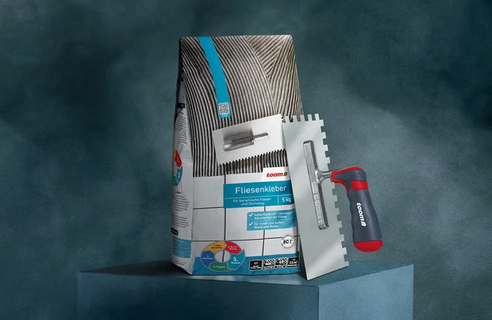 Fliesenkleber und Zahnkelle